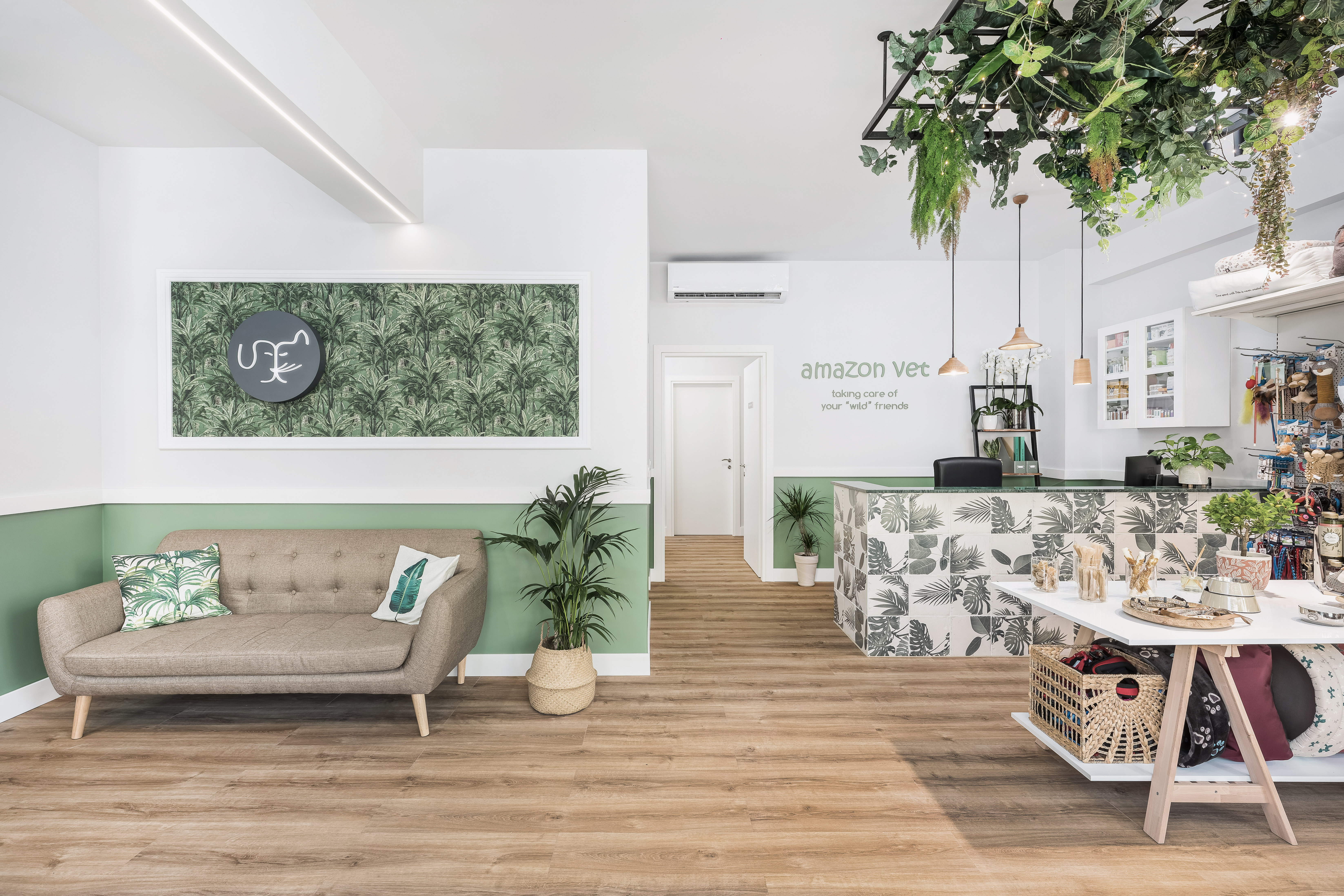 Amazon Vet - Outdoor and commercial sign of renovated veterinary in Kalamaria, Thessaloniki