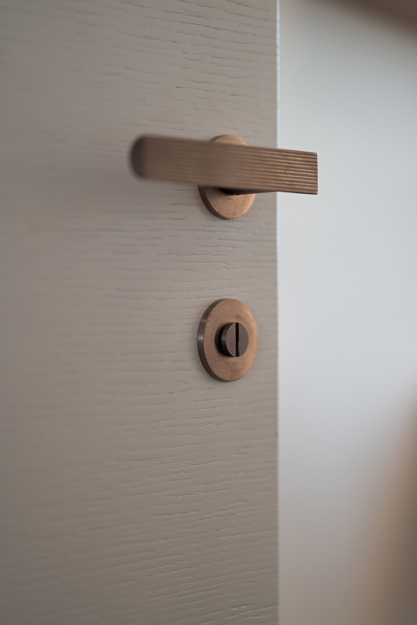 Renovated apartment in Thessaloniki - door handle detail