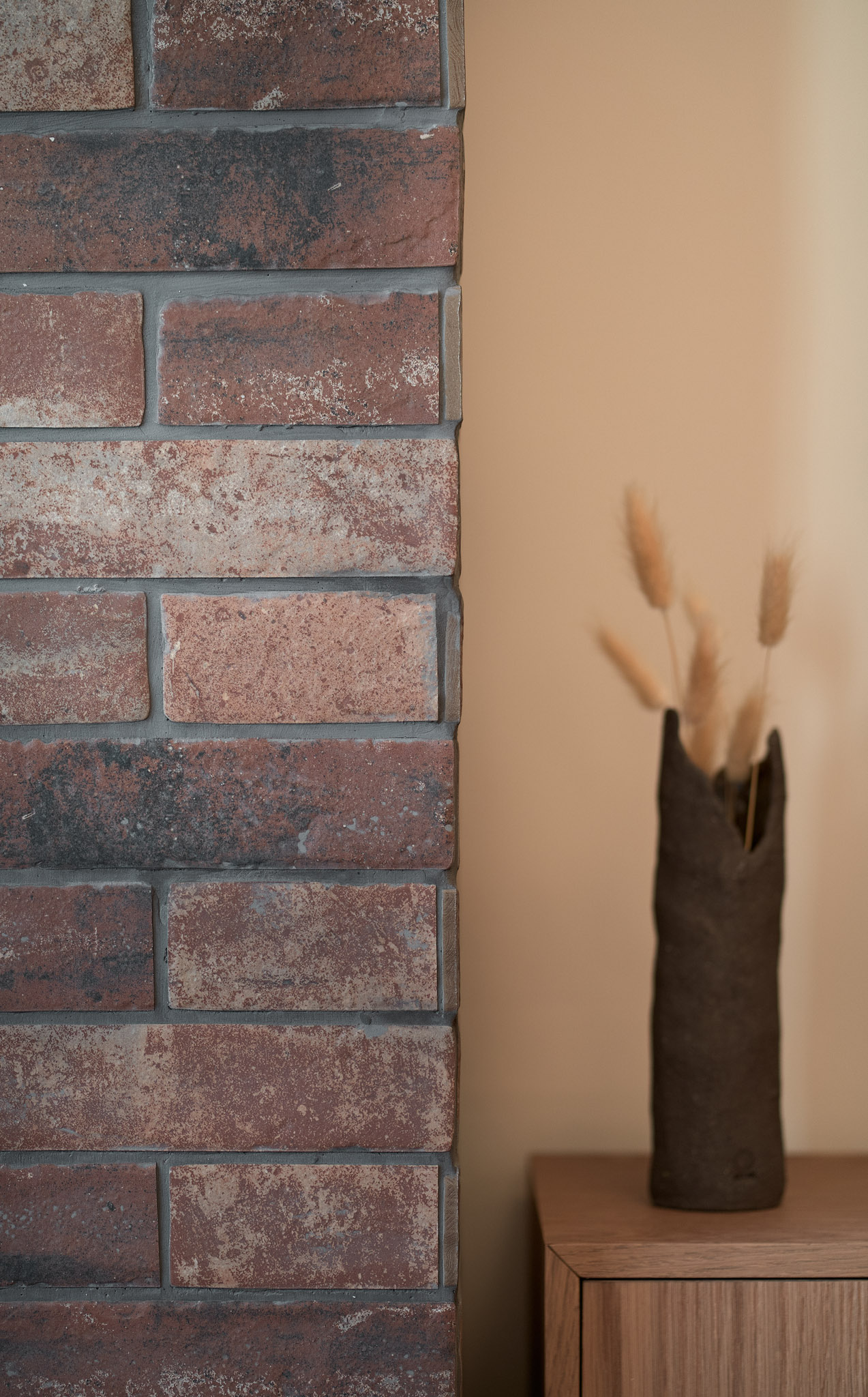 Renovated apartment in Thessaloniki - fireplace and furniture detail