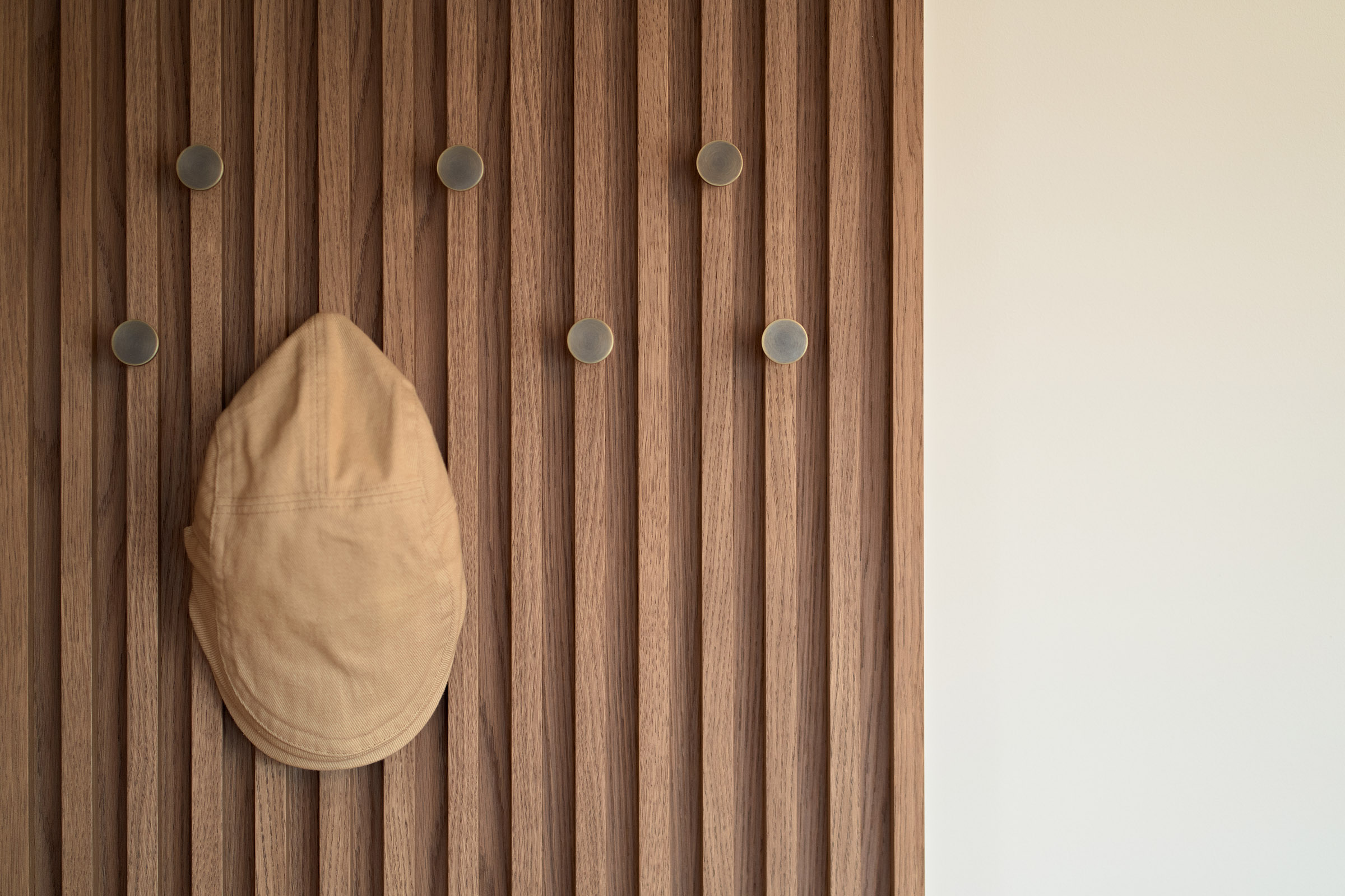 Renovated apartment in Thessaloniki - hall furniture detail