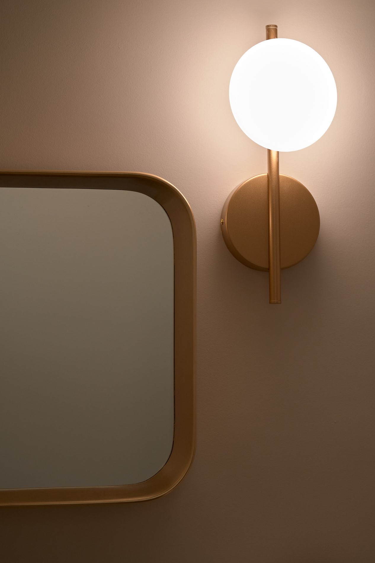 Renovated apartment in Thessaloniki - mirror and lamp detail